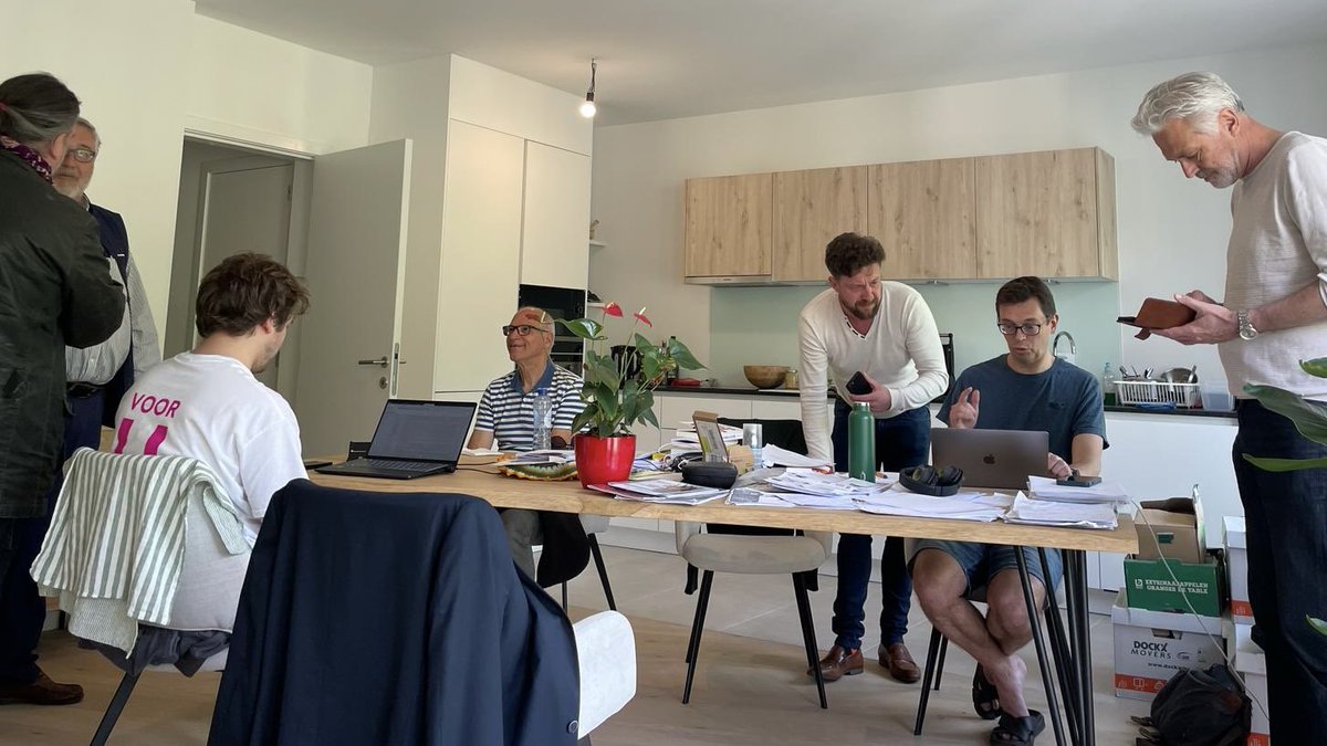 Het is gebeurd.
<a href="/stemvooru/">Voor U</a> diende als eerste partij ooit in minder dan 4 maanden na haar oprichting lijsten in voor én Europa én Kamer én Vlaams Parlement én Brussels Parlement. En dat in elke provincie.
Speciale dank <a href="/JanWostyn/">Jan Wostyn</a> <a href="/kobbenetten/">Jeroen Penninck</a> om de administratieve kafka te