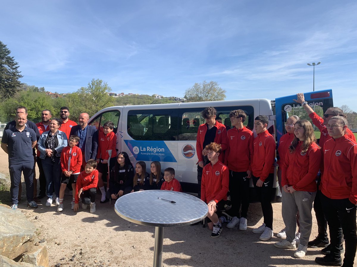 Aujourd’hui à Enval,un minibus de la région pour le foot d’Enval Marsat.
Une belle réception sous un soleil printanier, des joueurs et leurs coachs leurs présidents et des élus , Frédéric Bonnichon pour la région, M. le maire C. Mélis et bien d’autres.
Un beau moment sportif.