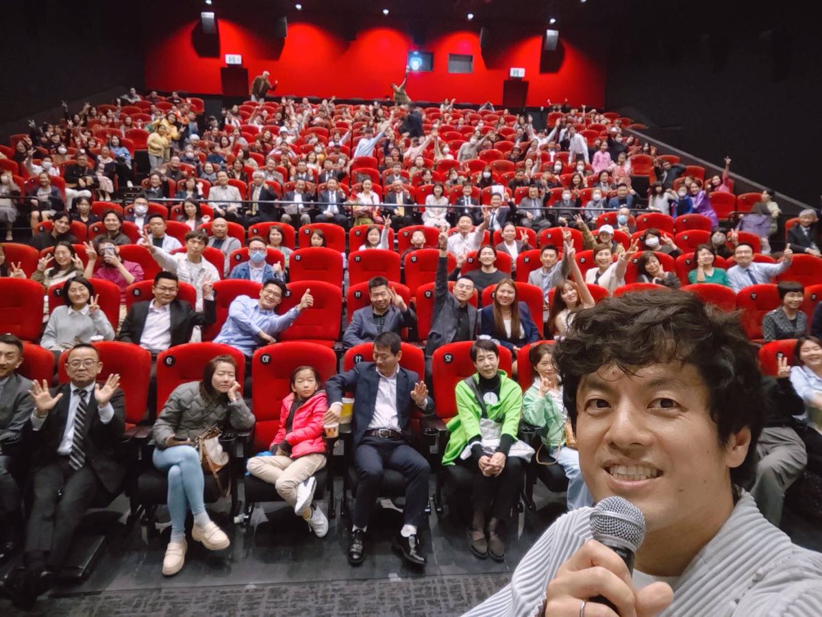 saikai_choko's tweet photo. 「劇場版 再会長江」公開初日 大絶賛🎊
 
公開初日は竹内亮監督が名古屋と福岡で登壇されました。
名古屋ではツームーさんも登壇されて、会場は大盛り上がり‼️
 
舞台挨拶はまだございますので、お近くの劇場をチェックしてみて下さい！

📣公式HP👇
https://t.co/sq70SFzP0C
 
📣ムビチケオンライン券／ご購入👇
https://t.co/9lTPrHjHcM
 
＃再会長江 ＃竹内亮 ＃小島瑠璃子 ＃再会长江