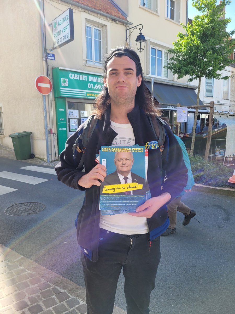 Tractage sur le marché de la Ferté-Alais. Beaucoup d'échanges et pas mal de gens pour la sortie de Union européenne.