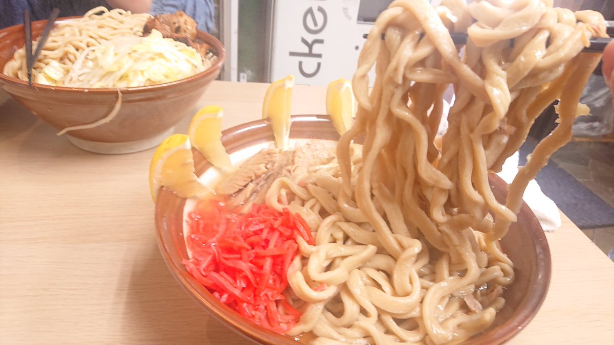 t9I5jCVYBXIcNYK's tweet photo. 新所✨トコトコ🐖💨🎶でお馴染みの自家製麺まさき非乳化店さん✨
🐷女王塩つけ麺ZRH麺３
🐷太郎塩🍜極太ワシワシ麺３激柔
スープ一口円やかな塩味でバチ🐴ぁ～
麺🐷ぶひ飲みぃ～
のど越し🐷ぶーすと🎶
|дﾟ)ﾁﾗｯ‼️
女王麺ゲット🐽💨🎶
🐷ぶひゾバ😆ゾバゾバぁ～
ぺろっと🎶🐷ぶひっと🎶
ご馳走様🙏 https://t.co/eMuWSf8htb