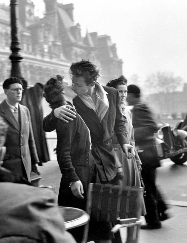 En el #DiaDelBeso os preguntamos a qué autor o autora, o a qué personaje literario, daríais hoy un beso de afecto, hermandad, complicidad o pasión?
📷Robert Doisneau