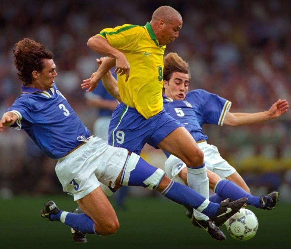 ACMilanFRA's tweet image. #FourFourTwo classe Paolo #Maldini meilleur défenseur italien de l'histoire devant Fabio Cannavaro et Gaetano Scirea.
