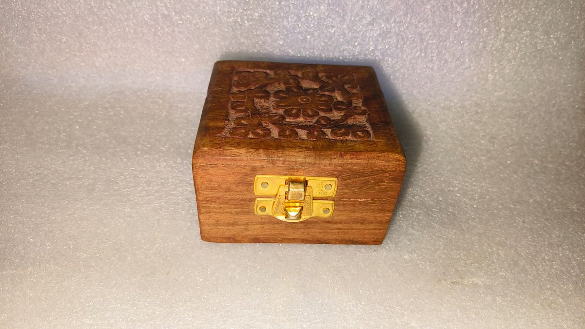 Ebipl23's tweet image. Unveiling timeless elegance with our handcrafted wooden ring box. Where every ring finds its perfect resting place. 💍✨ #WoodenRingBox #HandcraftedElegance #RingPresentation"