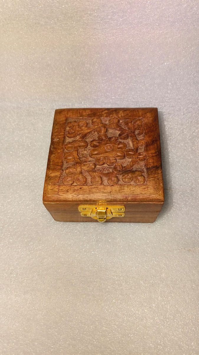 Ebipl23's tweet image. Unveiling timeless elegance with our handcrafted wooden ring box. Where every ring finds its perfect resting place. 💍✨ #WoodenRingBox #HandcraftedElegance #RingPresentation"