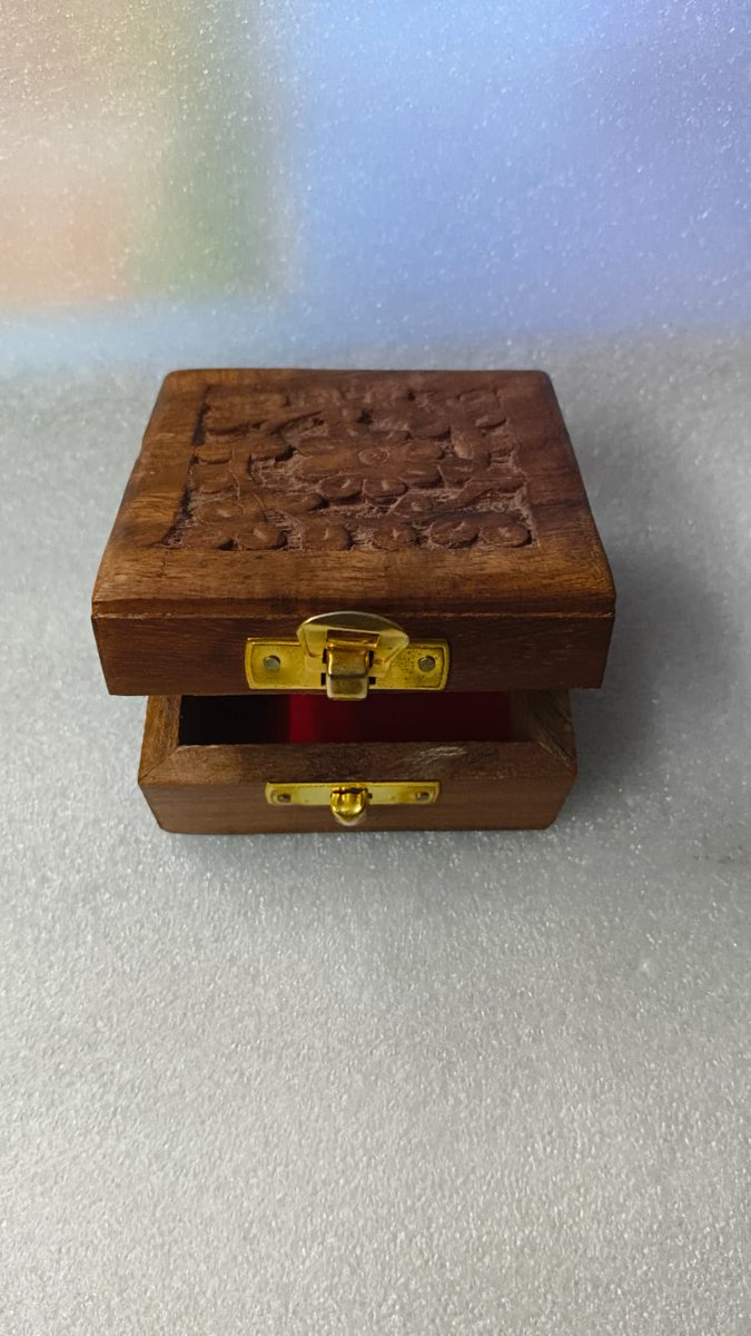 Ebipl23's tweet image. Unveiling timeless elegance with our handcrafted wooden ring box. Where every ring finds its perfect resting place. 💍✨ #WoodenRingBox #HandcraftedElegance #RingPresentation"