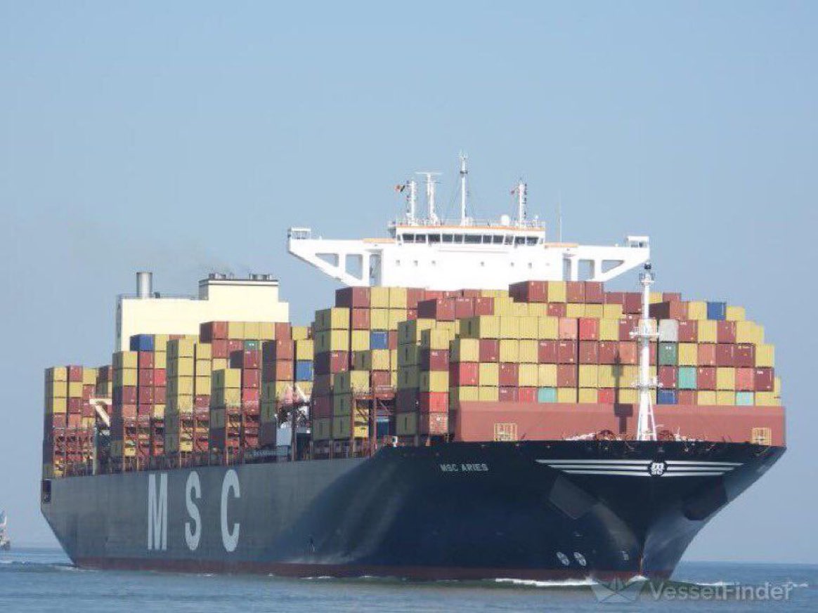 AlertaNews24's tweet photo. 🇮🇷🇵🇹 | AHORA: Las fuerzas iraníes se apoderaron del barco MSC ARIES, de bandera portuguesa, afiliado a la empresa Zodiac Group, propiedad del multimillonario israelí Eyel Ofer, en el Estrecho de Ormuz. https://t.co/8GtGkXbSJa