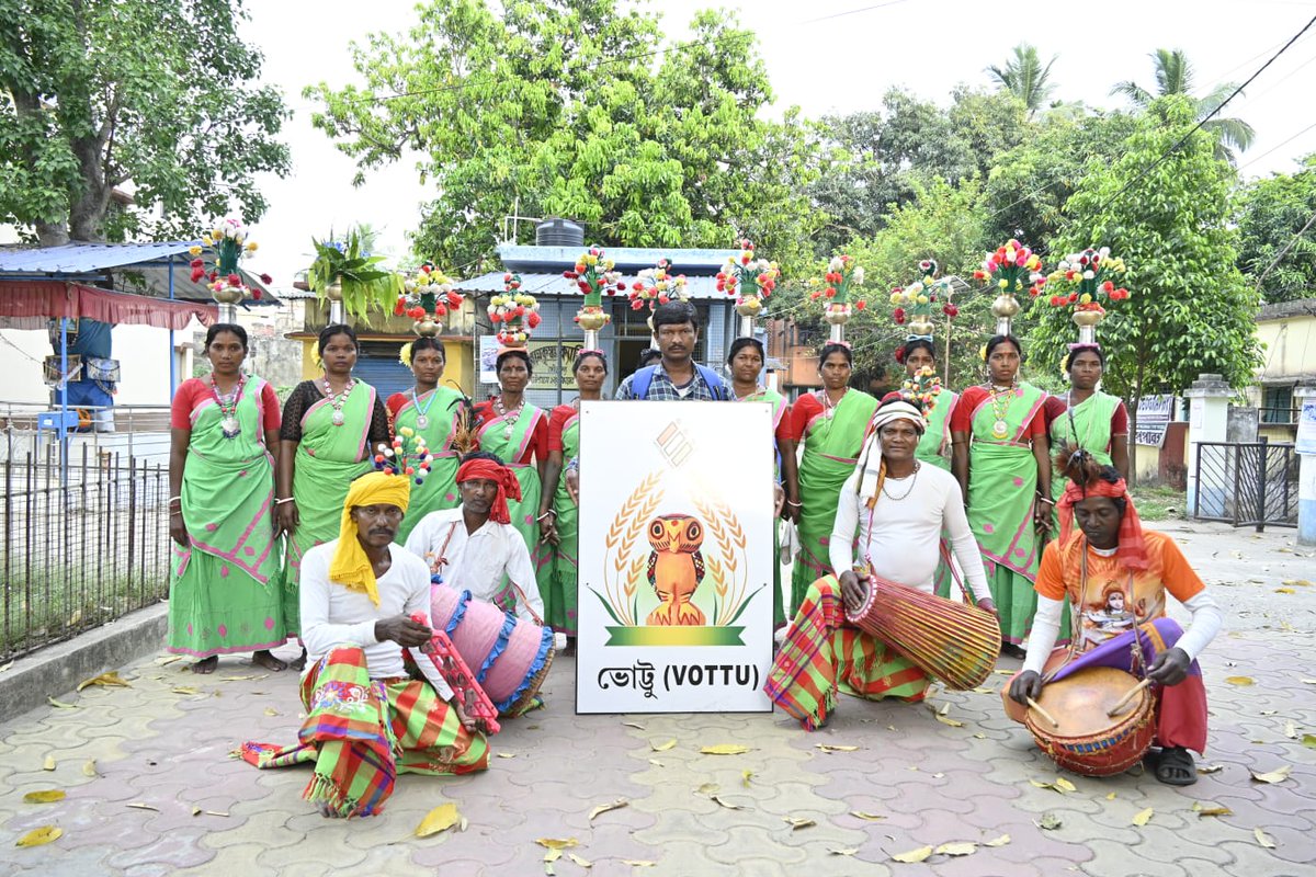 SVEEP awareness activity organized with the tribal group by BDO & Election officials at Ausgram I development block of Purba Bardhaman district West Bengal. #ChunavKaParv #DeskKaGarv #Election2024 #IVote4Sure @ECISVEEP @SpokespersonECI @rajivkumarec @anuj_chandak