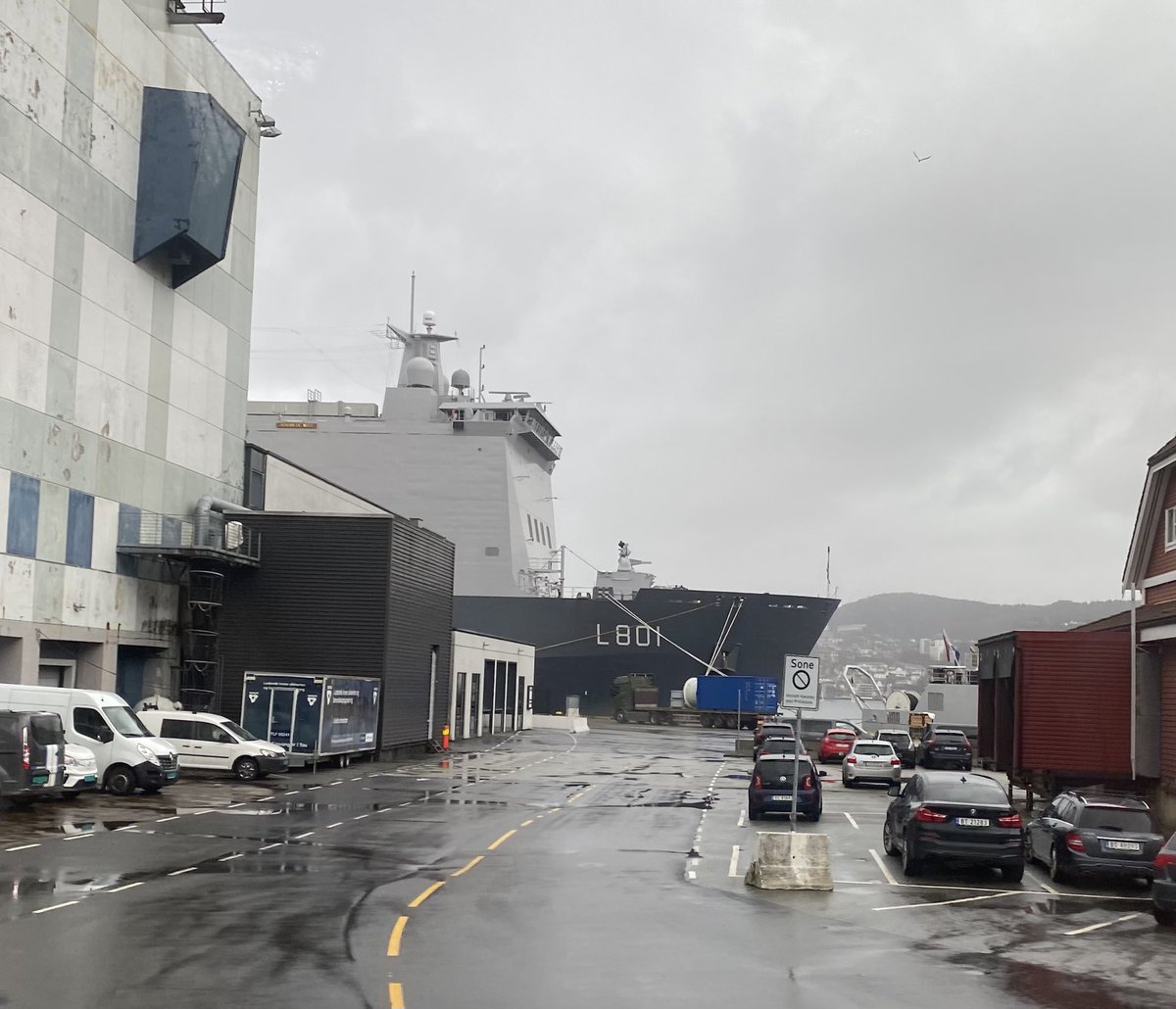 SyvFjell's tweet image. HNLMS Karel Doorman (A833), Dutch joint-support ship, that thing is bigger than the island of Texel and has 2 goalkeepers. In Bergen (Norway). #oneoceanweek