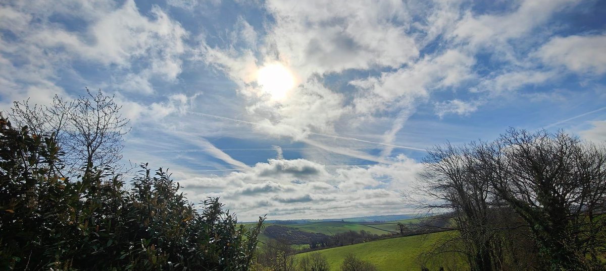 @DrEmmaNash @robster12065612 They’re not holiday planes. This was the result of flight radar showing the nearest plane was 60 miles away (rural Devon) and your jet2 holiday doesn’t usually spiral around or zigzag through the sky.