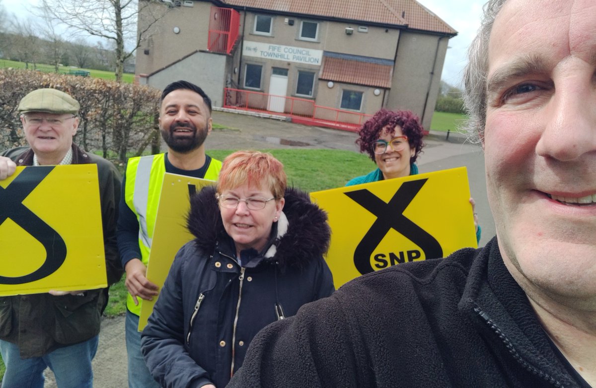 derekgglen's tweet photo. Dunfermline and Dollar's #TeamNaz out in Townhill today! #BlusteryDay #ActiveSNP @NazSNP https://t.co/GOYtIAx8vP