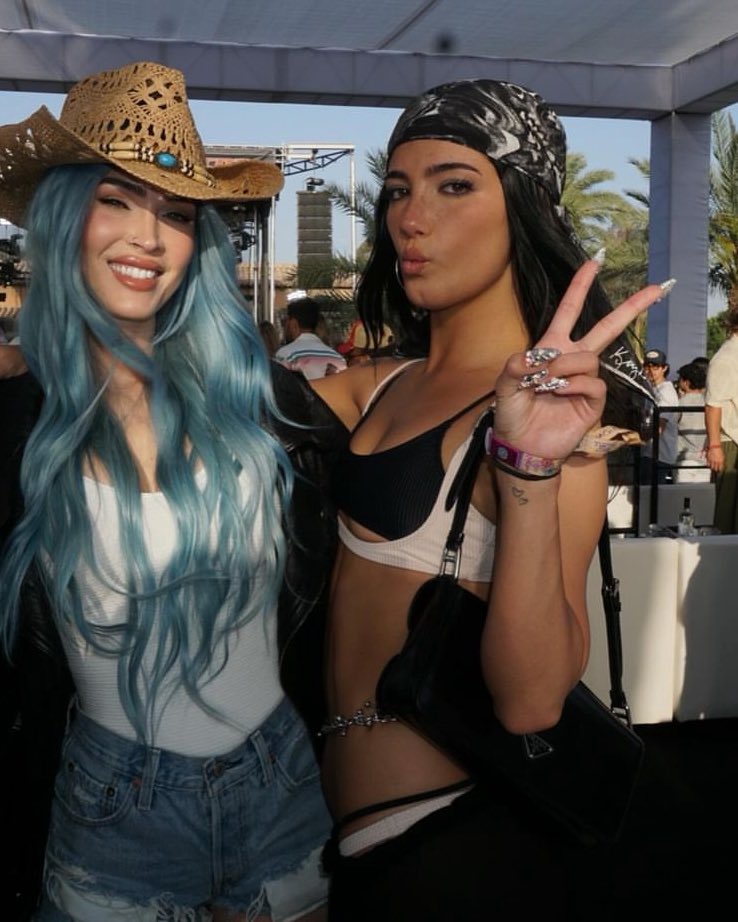 caromelios's tweet photo. EXCUSE ME CHARLI LOOKS SO FCKING HOT https://t.co/OWysrlnVT4