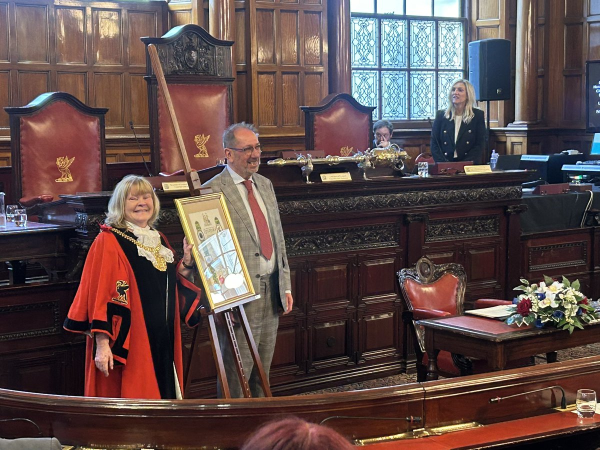 Honour to see @elkanabrahamson receive the freedom of the city. Thank you Elkan for your fight for justice. If Labour form the next government we will introduce the Hillsborough Law & if elected I will be proud to vote for it. #HillsbouroughLawNow