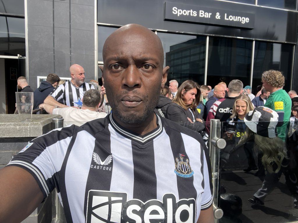 john_nufc42's tweet photo. Me outside #Shearers✅

#NUFC 🖤🤍🖤🤍 https://t.co/z8pQCFSfKM