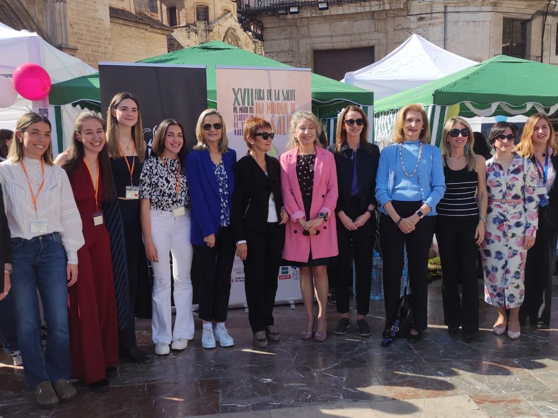 La directora general de Atención Hospitalaria de @GVAsanitat, María Jesús Arilla, ha participado en la inauguración de la XVII Feria de la Salud organizada por la Asociación Valenciana de Estudiantes de Medicina (AVEM) en la plaza de la Virgen de Valencia