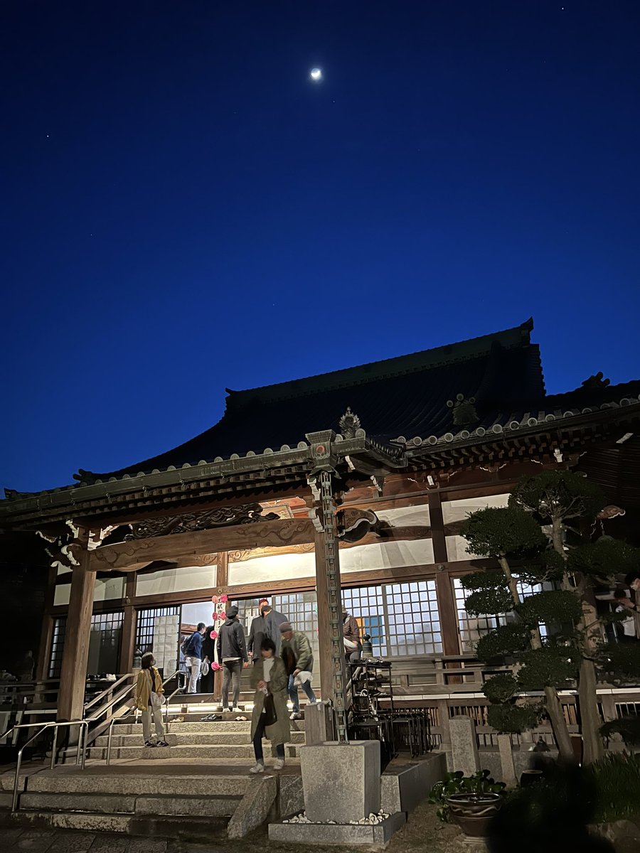 今日は広島市江波の海宝寺にて #PLATEAU 友達の　@madoka55537 さんのプロジェクト「#サイバー南無南無」の仏説阿弥陀経を見ました。 EDMな阿弥陀経にプロジェクションマッピングが重なる「仏教×メディアアート」の世界に引き込まれました． さりげなくPLATEAUの広島の3Dモデルが使われてました。