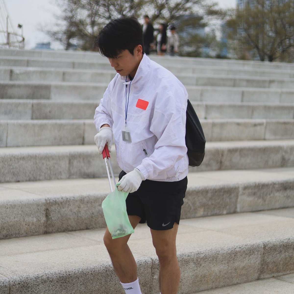 kimdoimnida's tweet photo. 섹시가이,,의 플로깅, 어떤데? who want to plog with me?

우리는 이날 조금 더 깨끗한 한강을 만들기 위해 모였어 ;)
공주 왕자들은 세상에 어떤 영향을 미치고 싶어?!

With @kimdyimnida 

#플로깅 #plogging #부기 #boogie #부기빌리지 #가치소비 https://t.co/tZBOxS0DqT