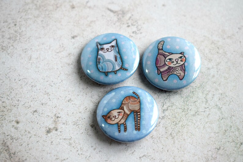 Seems like #Caturday would be a good time to share these little badges! #catlove #CatsOfTwitter #giftideas bluebirdsanddaisies.etsy.com/listing/596813…