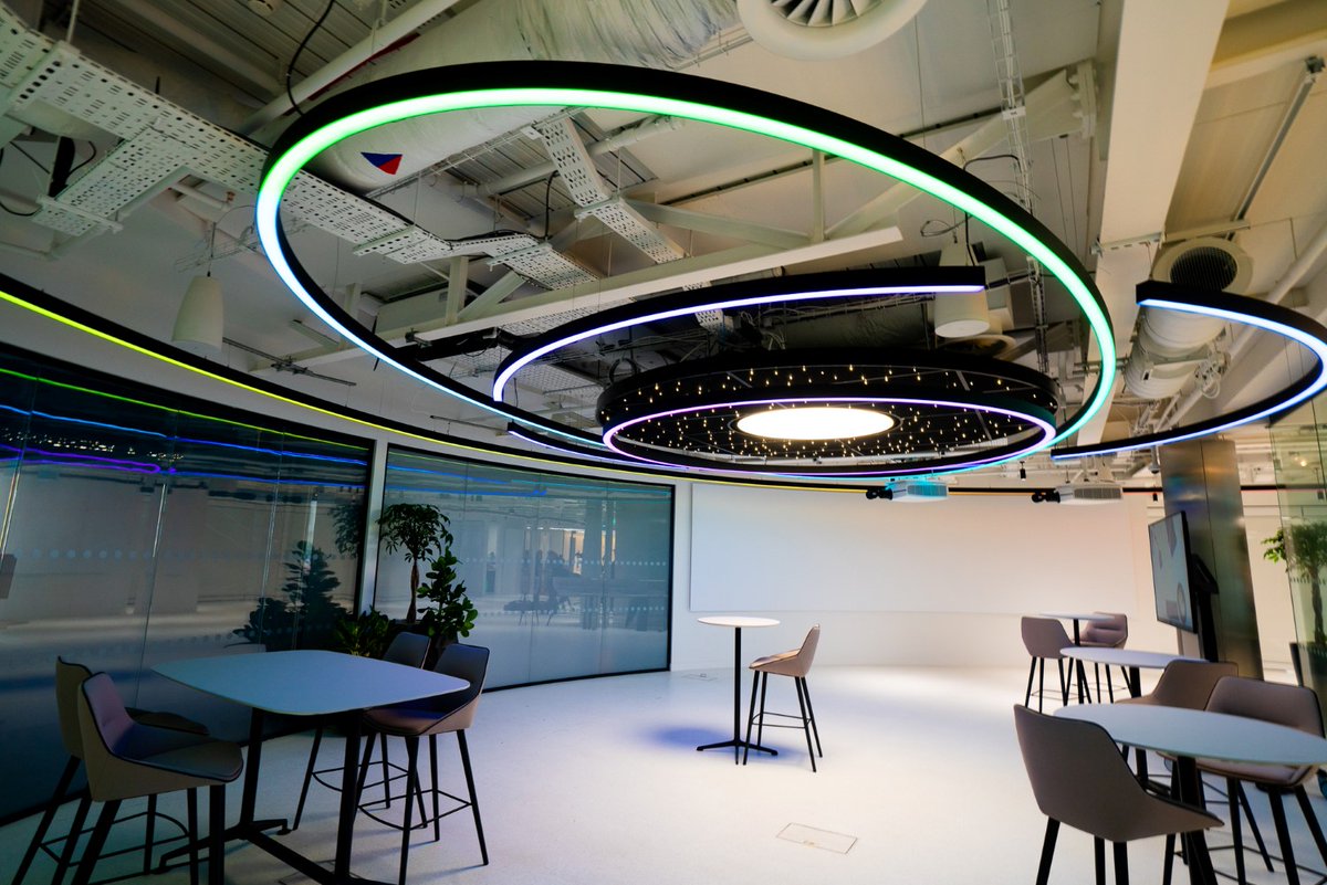 RunwayGirl's tweet image. Inside Viasat's new International Business Headquarters in London runwaygirlnetwork.com/2024/04/viasat… RGN contributor @twodrones reports from London #satcom #paxex