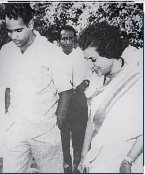 1978 में #शरद_पवार #महाराष्ट्र के सबसे कम उम्र के #मुख्यमंत्री बने ...शरद पवार उस वक्त कांग्रेस में थे शरद पवार सत्ता मिलने के बाद खुद को हाईकमान से ऊपर समझने लगे थे उसी समय #संजय_गांधी मुंबई आए.. संजय गांधी मुंबई हर हफ्ते जाते थे क्योंकि वहां की कई फिल्मी तारिकाओं से उनके…