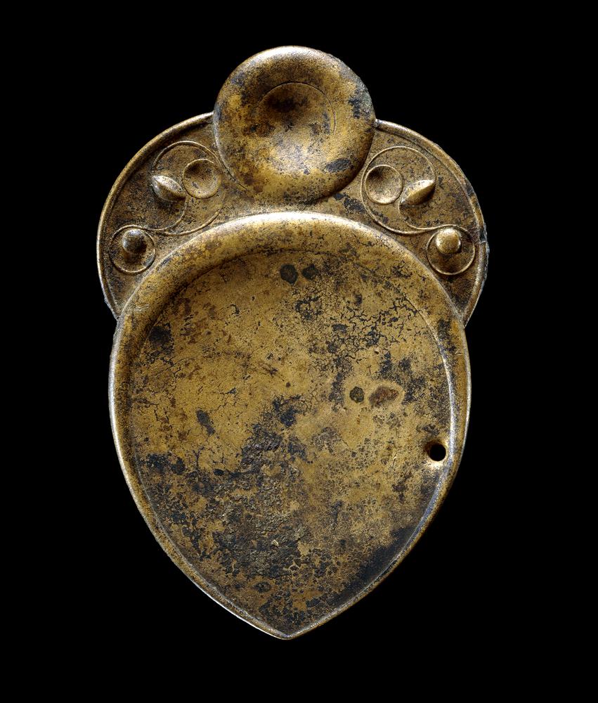 #IronAge spoon from London, made of bronze & with #Celtic decorations in relief. Spoons like this are found in pairs: one presenting a small hole & the other with a cross dividing it into 4 quarters. Theories about this include ritual purposes & divination. @britishmuseum
