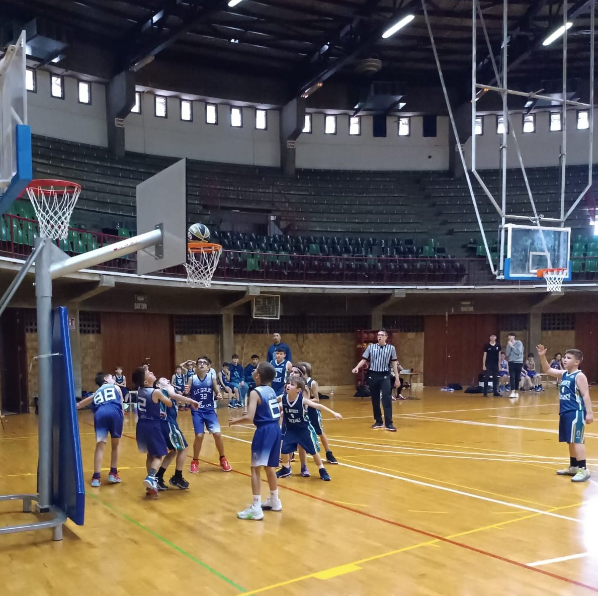AESANTANDREUNAT's tweet photo. En joc a Ausiàs, el Premini A en el seu partit contra @UEGaudi. Som-hi SAN!!! #socblau #socSAN https://t.co/uIs3pFf73V