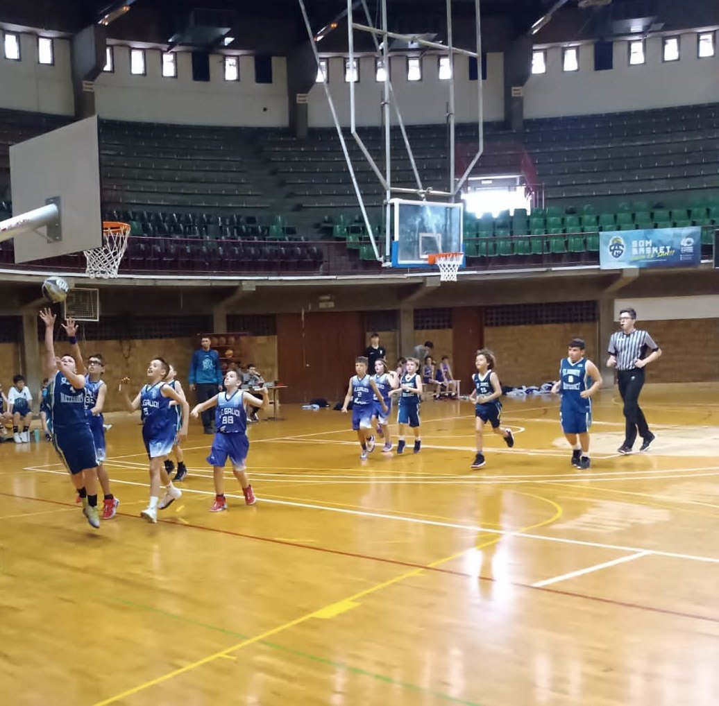 AESANTANDREUNAT's tweet photo. En joc a Ausiàs, el Premini A en el seu partit contra @UEGaudi. Som-hi SAN!!! #socblau #socSAN https://t.co/uIs3pFf73V