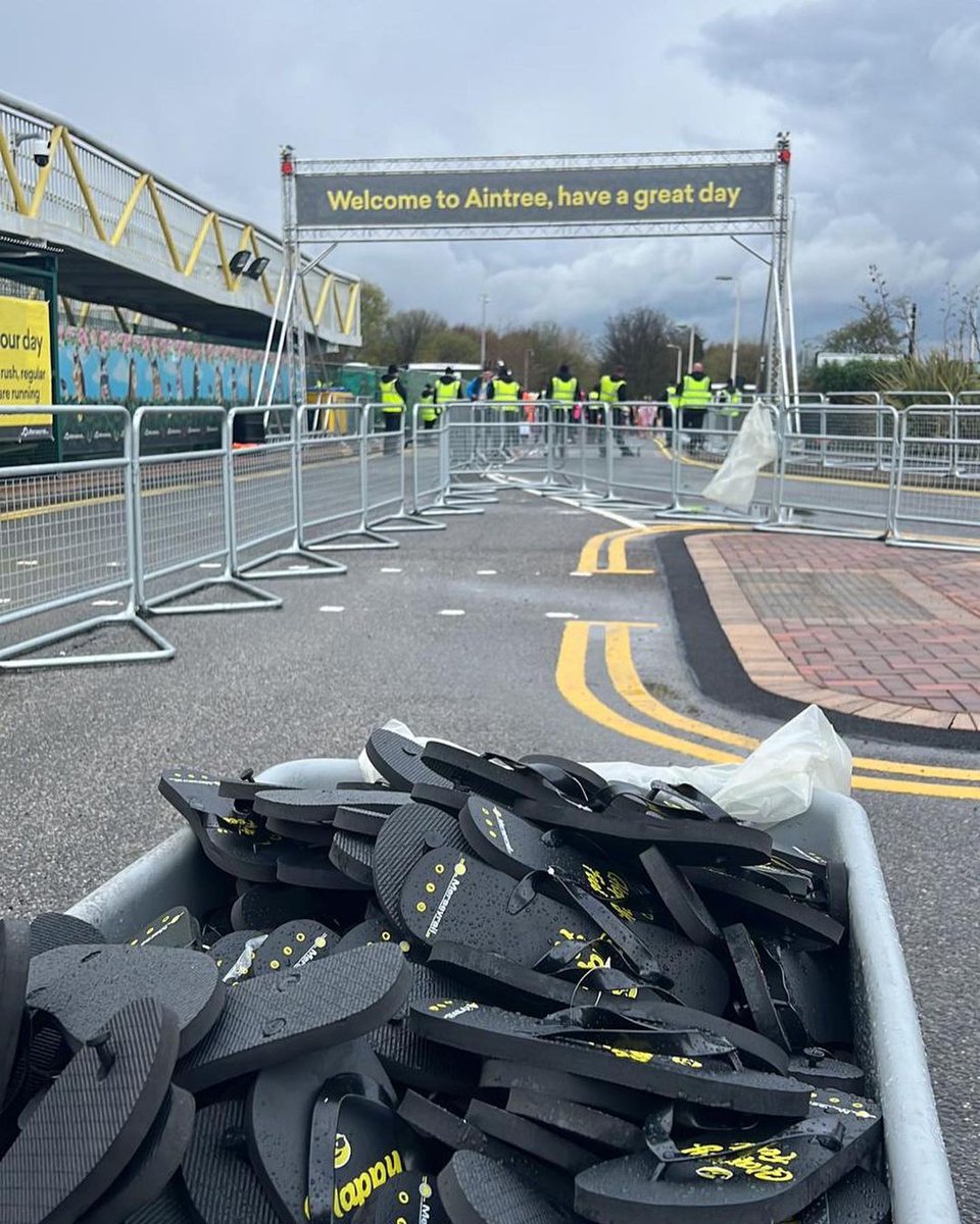 Don’t forget to take full advantage of the @merseyrail network if you're heading home from the 2024 Aintree Grand National!🏇 🎥Credit to merseyrail #MySefton