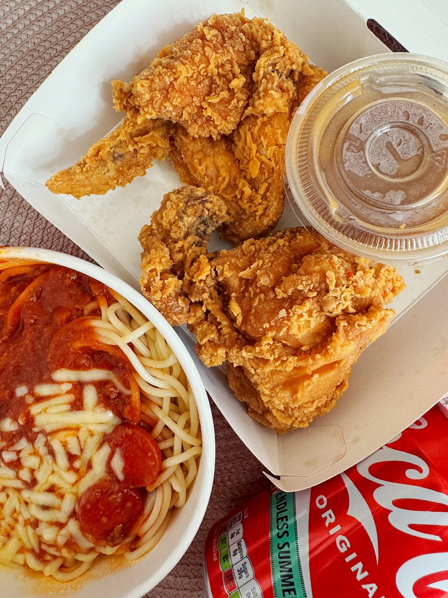 keijejercito's tweet image. For comparison and size reference, this is how they serve #chickenjoy in #Jollibee UK. ❤️