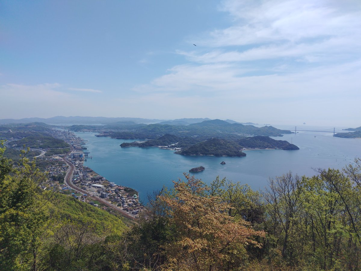 hidepon67's tweet photo. 今日は地元鉢ヶ峰大祭準備のお手伝いしてきました。標高400m景色良いな～
明日は本番。登山好きな方是非お越し下さい。
#鉢ヶ峰
#三原市 https://t.co/fH4KTx2Tkw