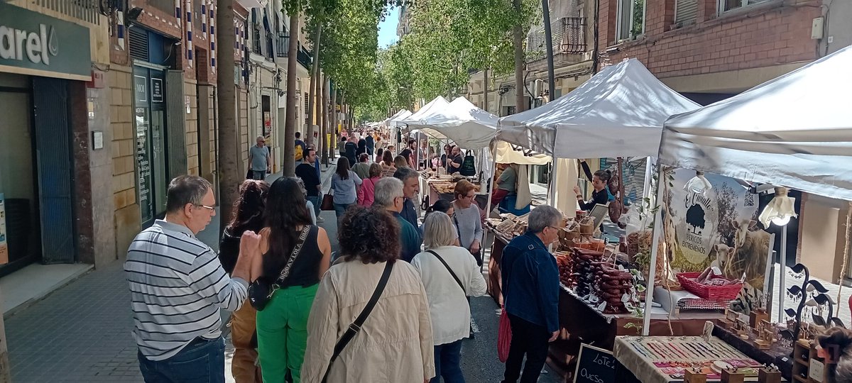 Avui fem costat al comerç de proximitat a la mostra comercial de l' @eixsantscorts . El comerç de barri ens proporciona producte de proximitat, genera prop del 15% del PIB i el 21,9% de l'ocupació de la ciutat. @juntsxcatlcorts @JuntsxCatSants @neusmunte