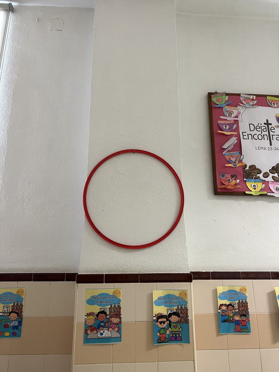 LauraVegasUMA's tweet photo. Las paredes de mi clase están decoradas con millones de cosas en las cuales se camufla la geometría. En esta ocasión, tenemos un círculo que forma circunferencia y rectángulos en los carteles (incluso los propios azulejos son cuadrados).

#didgeometria3E
#geometriapracticum3E https://t.co/SfkG6EbGHR