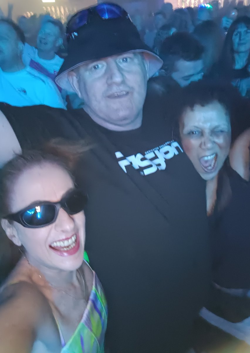 emmafriedmann's tweet photo. Stuff Judgement!

I returned to clubbing in my 40s after 20+ yrs parenting. I thought I was having a #MidlifeCrisis &amp; wild #Menopause.
 
Now I'm in 50s producing music, taking my Son to festivals &amp; dancing all night with friends #dfop old &amp; new. 🕊️🎶⚖️❤️🥰
https://t.co/Rr1ur3nAIG https://t.co/FqyYrr7DxA