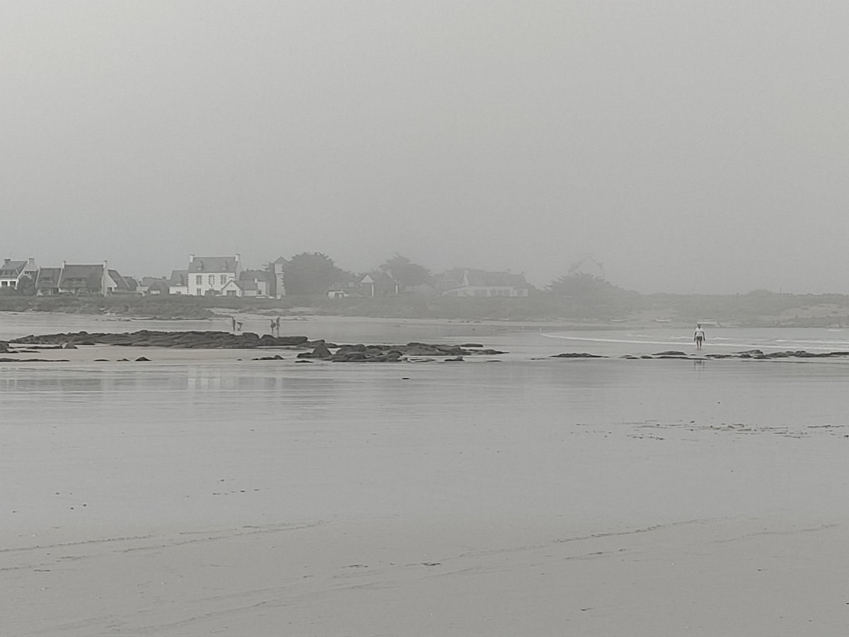 Le ciel était bleu, le soleil brillait, les surfeurs surfaient...et tout à coup la brume est arrivée 13h, Pors Carn #Breizh #Bretagne #PaysBigouden