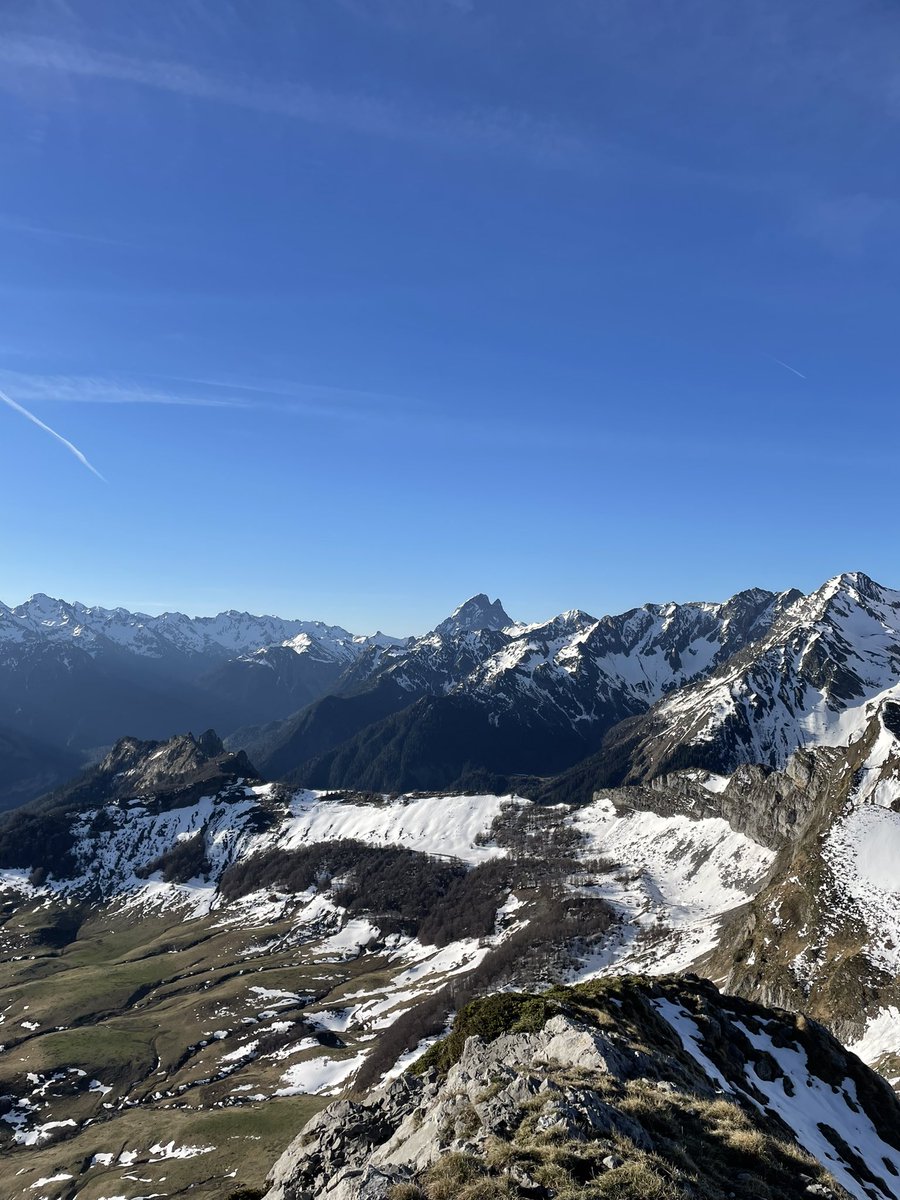 De la douceur béarnaise pour la matinée 

💚🤍

Lac de montagnon
