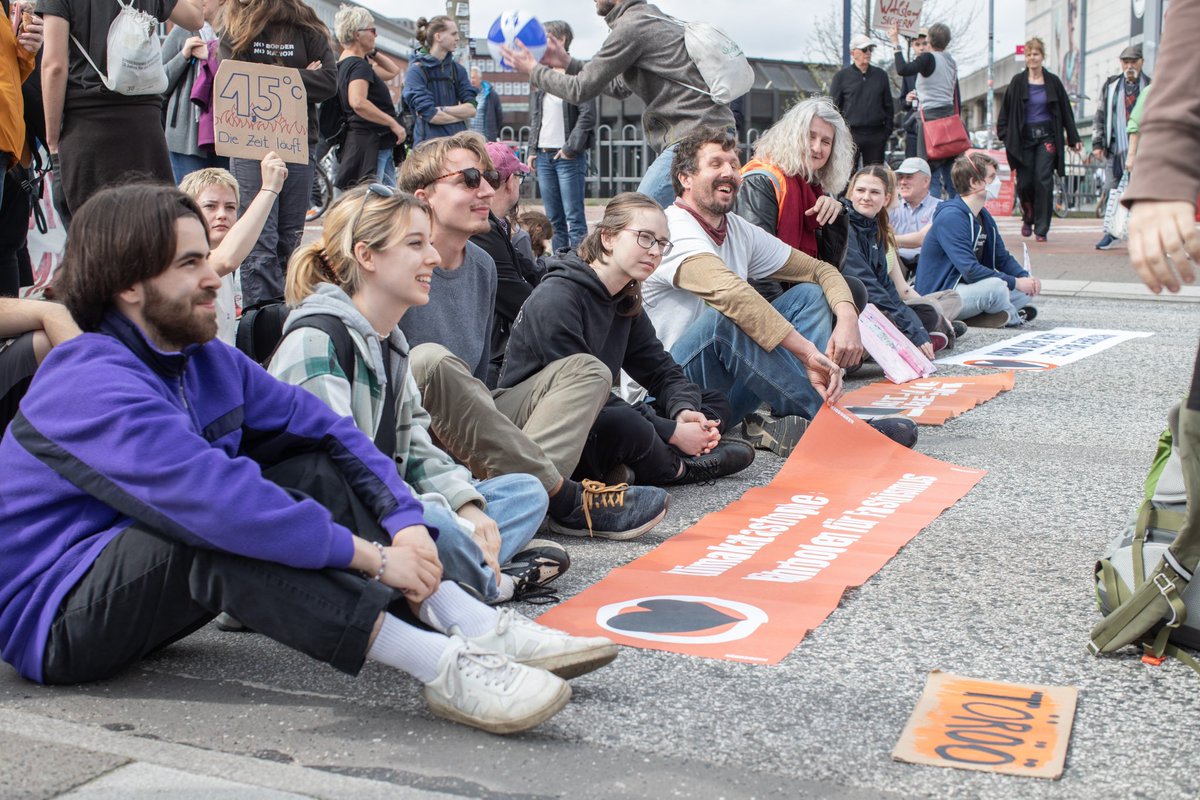 Sie sind wieder zurück in #Hamburg - die @AufstandLastGen blockiert die Max-Brauer-Allee - diverse Linienbusse stehen im Stau - Blockade findet direkt am Busbahnhof statt