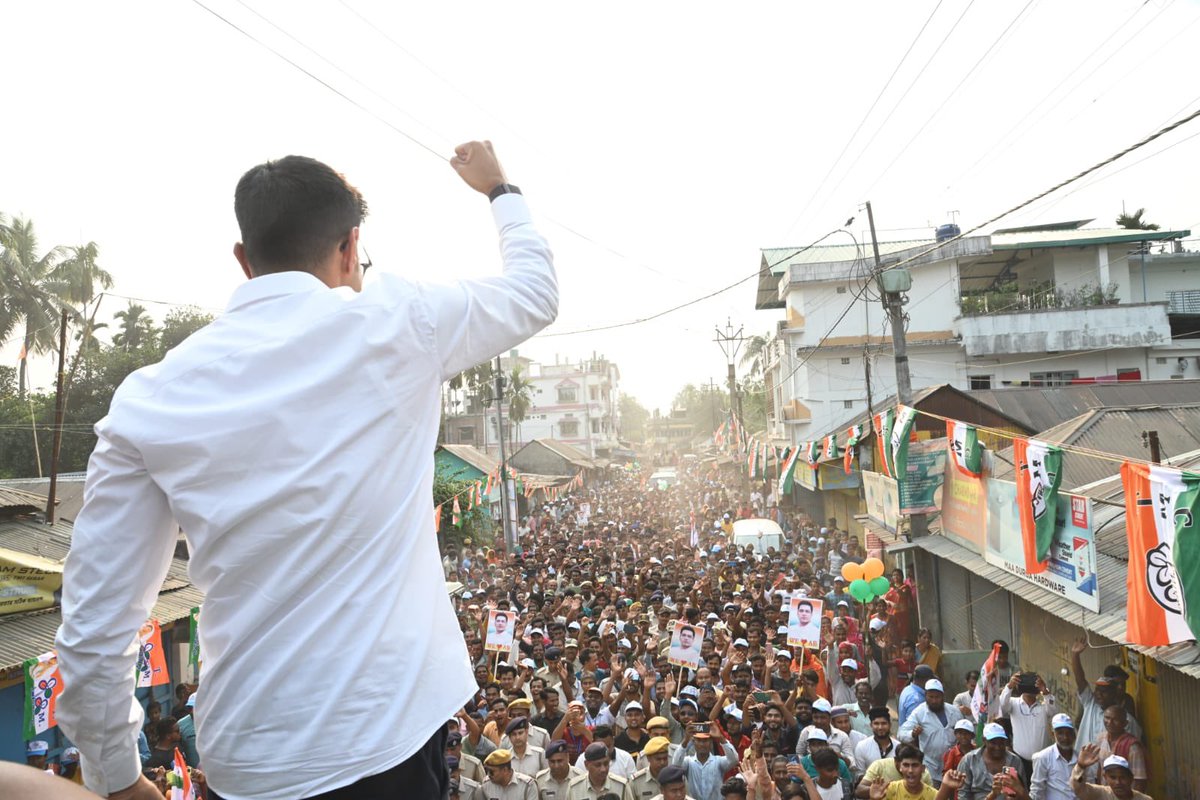 Surrounded by a sea of excited faces, Shri @abhishekaitc emerges with our pro-people vision. Together, we rally for change. Together, we rally to ensure Bishorjon of all the Bangla-Birodhi Zamindars!