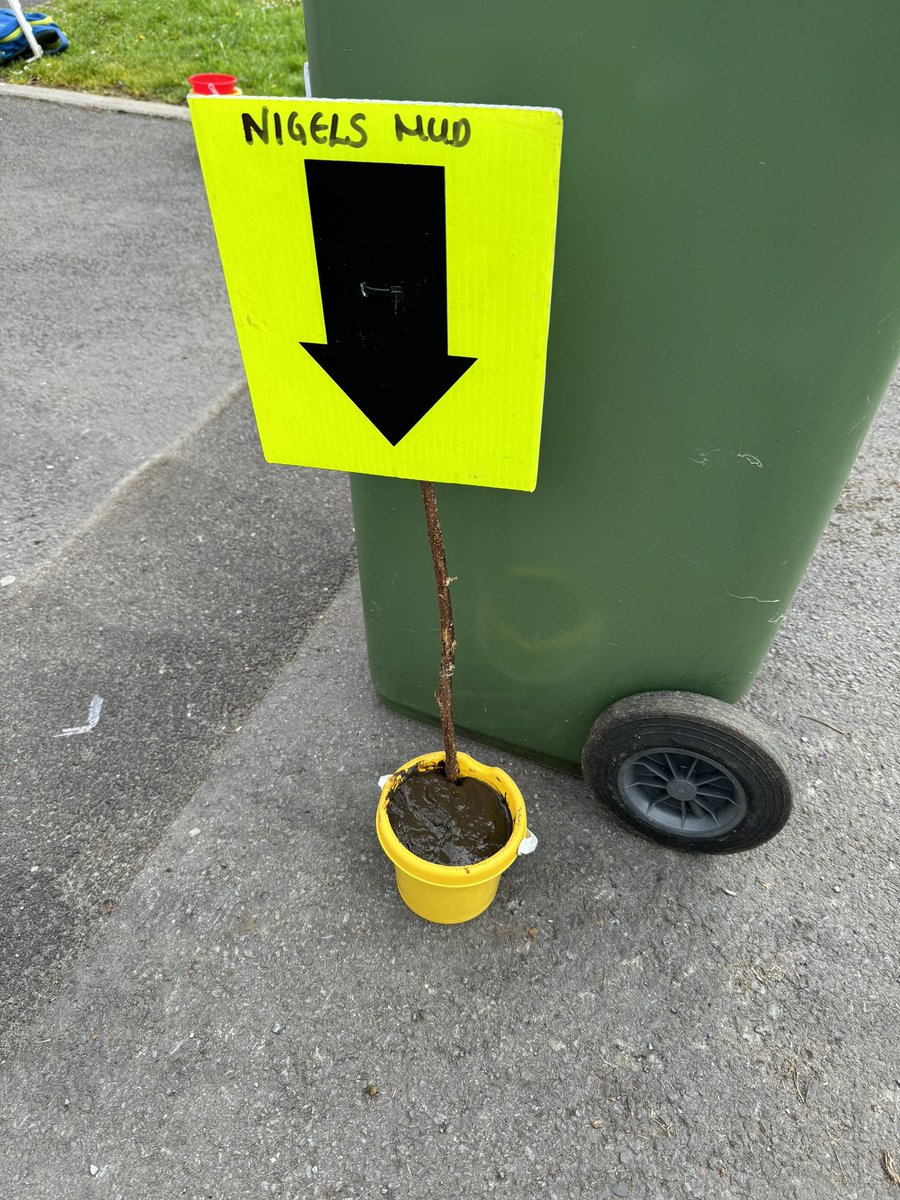 Lovely morning for my 400th volunteer stint as run director at Pontypridd <a href="/parkrunUK/">parkrun UK</a> , lovely friend got me a sash to wear, think it suits me 😜