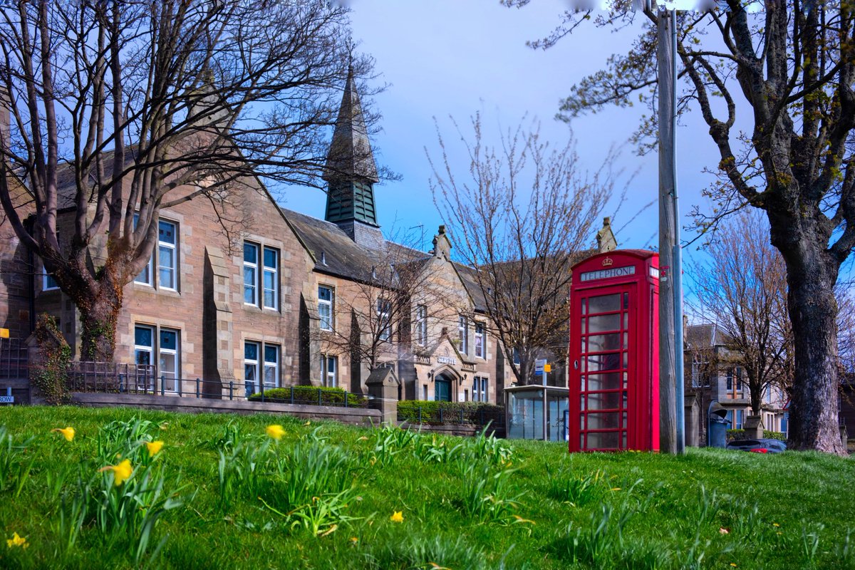 Springtime at Magdalen Green Telephone Box — Dundee, Scotland (April 2024) @visitscotland #dundee #westenddundee #magdalengreen #scotland #westenddundee