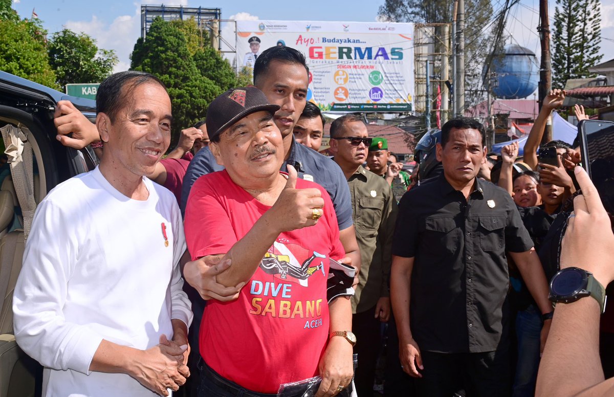 Momen Presiden Jokowi Belanja Buah dan Sayur di Pasar Buah Berastagi. Di tengah hiruk-pikuk libur Lebaran, Presiden Joko Widodo memilih untuk mengunjungi Pasar Buah Berastagi di Kabupaten Karo, Provinsi Sumatra Utara, pada Sabtu, 13 April 2024. Pasar yang bersejarah dan menjadi…