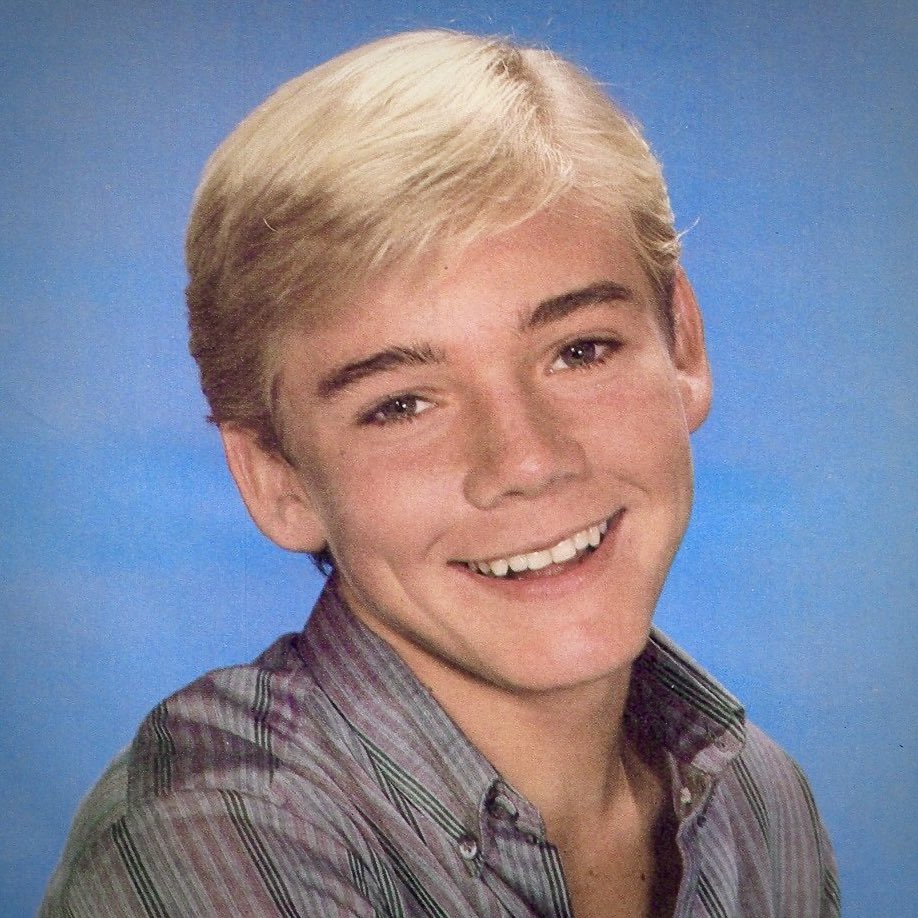 ABsolumentDo's tweet image. Nous souhaitons aujourd’hui un bon anniversaire à Rick Schroder, le beau Ricky de “Ricky ou la belle vie” 🎂
#RickSchroder #Rickyoulabellevie #SilverSpoons #ClubDorothée