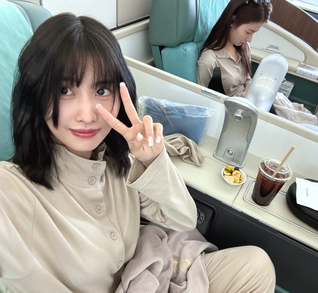 ollyssi's tweet photo. Momo's new fave pics. Stolen selfies with Sana 🥹🩷💜 https://t.co/u9wVcj7W6a