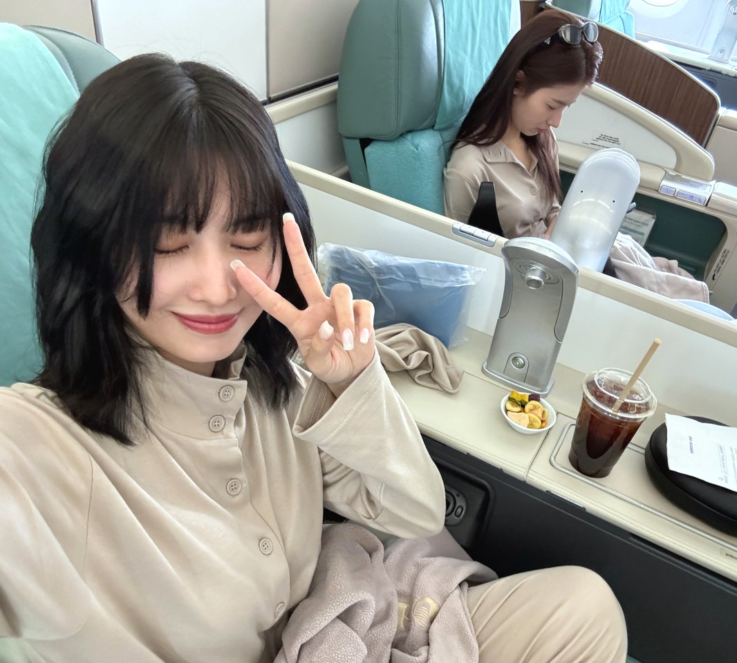 ollyssi's tweet photo. Momo's new fave pics. Stolen selfies with Sana 🥹🩷💜 https://t.co/u9wVcj7W6a