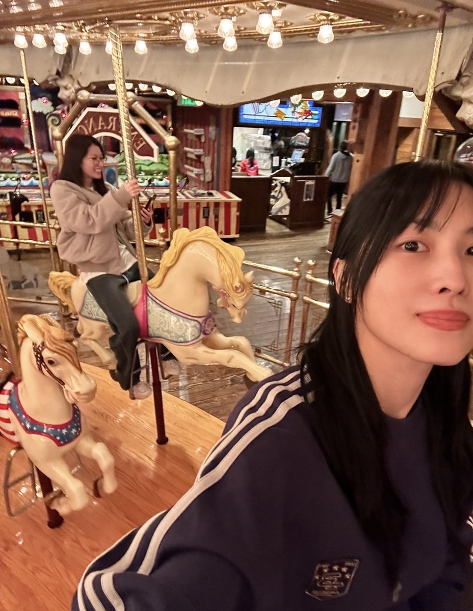 ollyssi's tweet photo. Momo's new fave pics. Stolen selfies with Sana 🥹🩷💜 https://t.co/u9wVcj7W6a