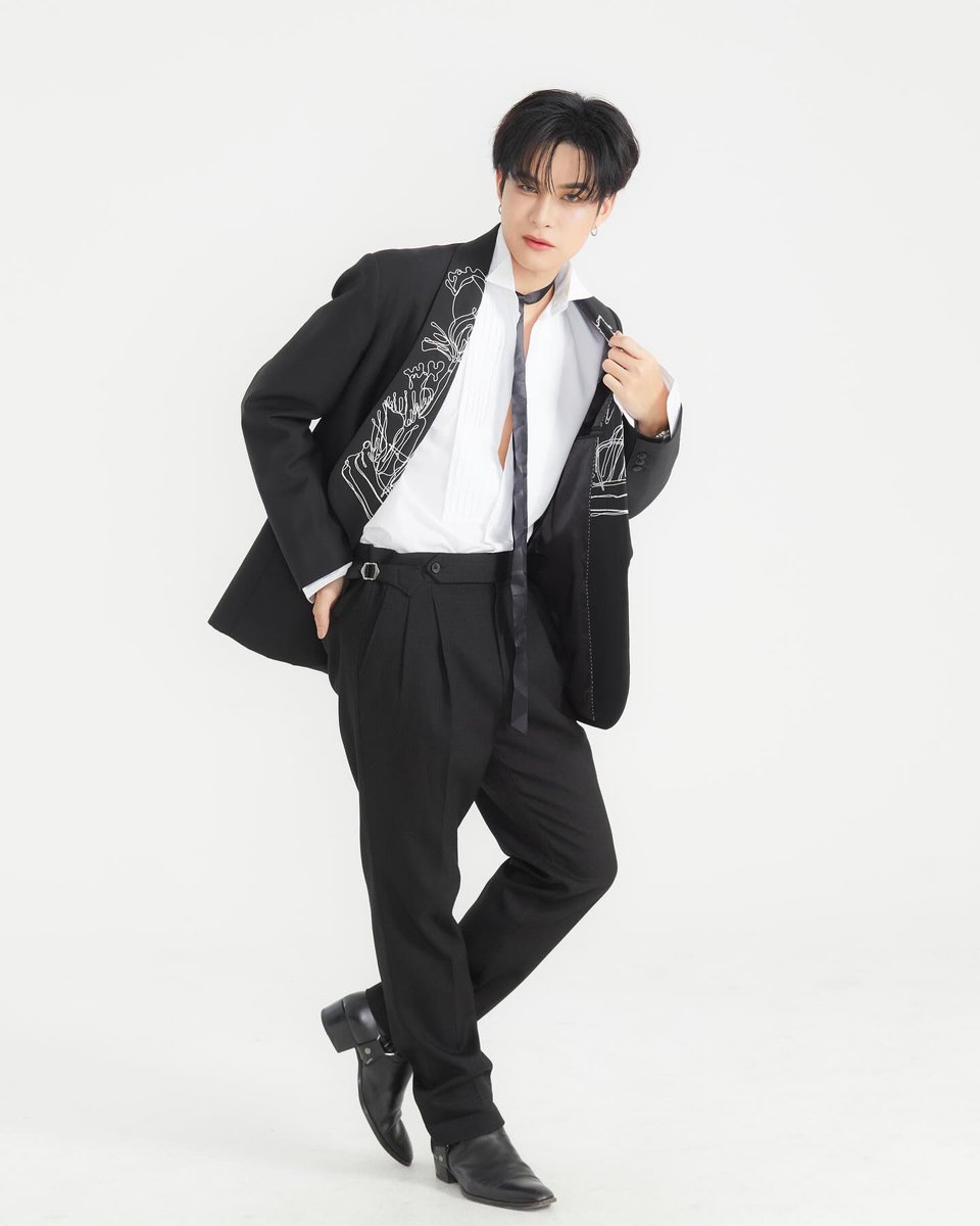 Art0739's tweet photo. 🤍🖤 #artpakpoom https://t.co/B6gzRFR4gI