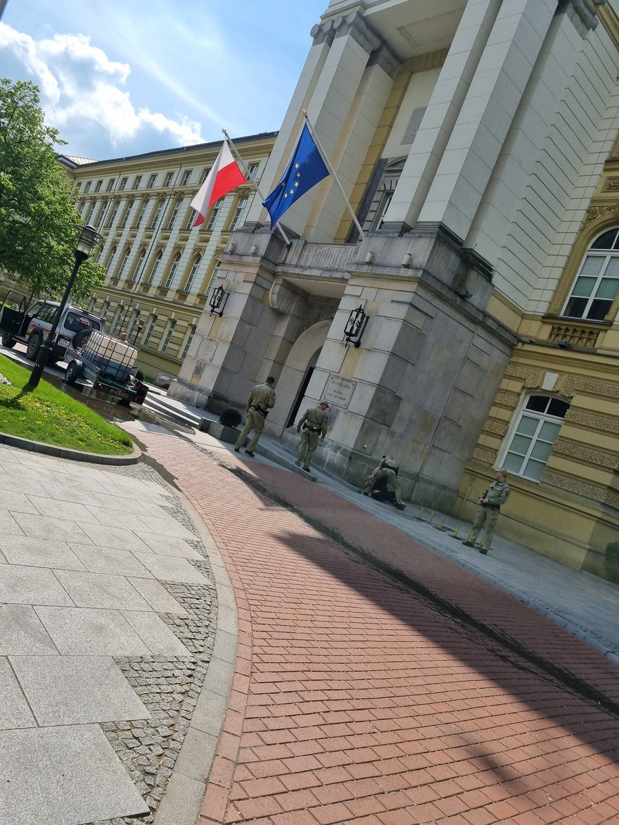 Pod #KPRM właśnie jakiś facet coś rozlał. Jakieś szambo chyba... 
#Sejm #kprim 
<a href="/tvn24/">tvn24</a> <a href="/tvp_info/">tvp.info 🇵🇱</a> <a href="/PolsatNewsPL/">PolsatNews.pl</a>