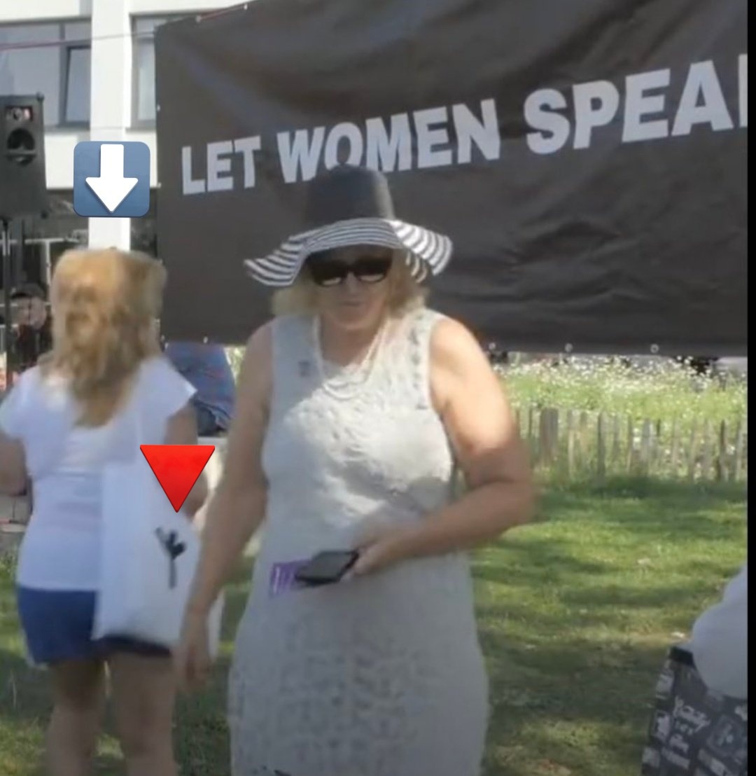 Op de foto zie je 1 vd Nazi's (links) van Voorpost: de Nazi-groep die bij de anti-trans rally van 'Let Women Speak' welkom was. Deze vrouw mocht een door Caroline Franssen (rechts) goedgekeurde speech houden, vol homo- en transhaat. Op haar tas zie je het Nazi symbool (Rune).🔻