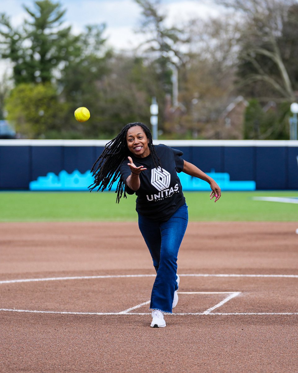 📸 In honor of Unitas Day at the ballpark, Assistant Athletics Director for Diversity, Equity & Inclusion, Leashia Lewis, threw out the first pitch yesterday prior to our game vs. St. John’s ! ✌️🥎 @nova_unitas @NovaAthletics