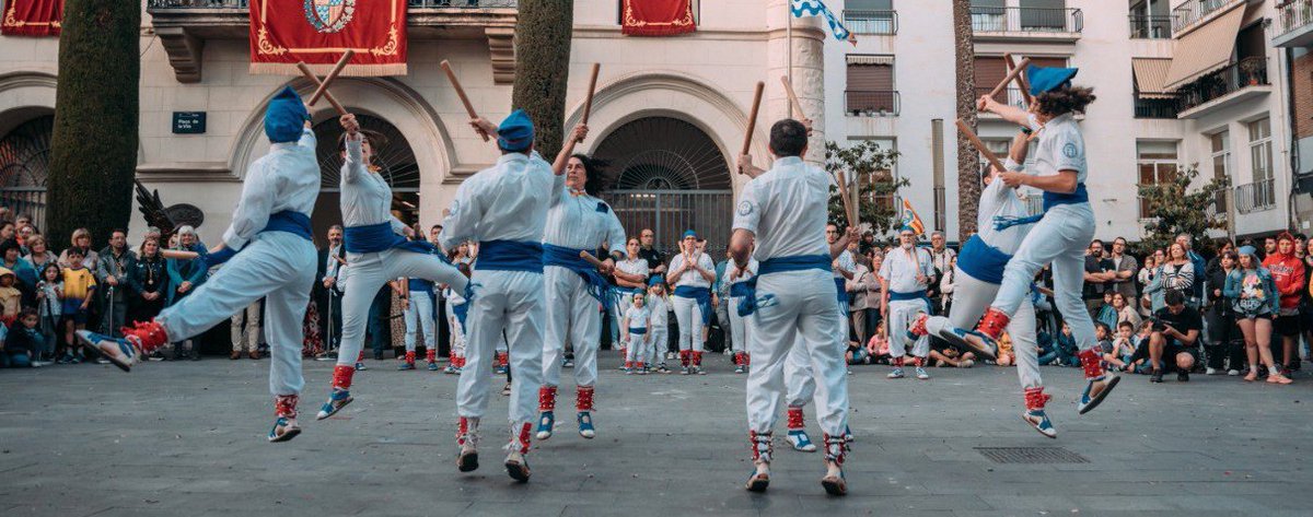 Estem de compte enrere per les <a href="/festesdemaig/">Festes de Maig de Badalona</a> 

En pocs dies #Badalona tornarà a estar de festa

#FestesdeMaig2024
#BalldeBastons
#queballinquí

Fotografia gentilesa de <a href="/DGCFotografia/">DGC Fotografia</a>