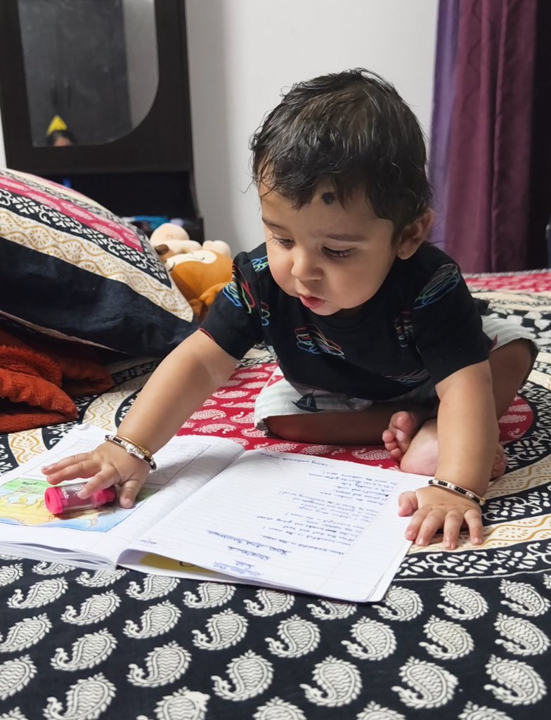#FamilyTime #Studylog 😂 #EducationIsKey My 6 month old kido 👼🍼 trying to keep himself updated 📖📓📗